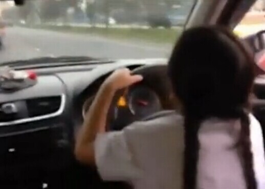 泰国9岁女童每天开车8公里上学  驾龄2年利索转弯（图）