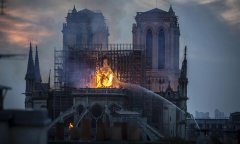 巴黎圣母院拥有850年历史遇遭大火表示惋惜